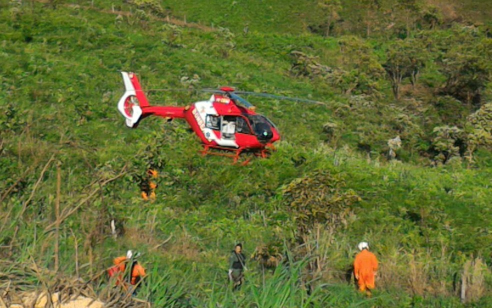 Helicóptero dos bombeiros sobrevoa área onde caminhão capotou após cair em ribanceira no Distrito Federal neste domingo (11) (Foto: Corpo de Bombeiros/Divulgação)