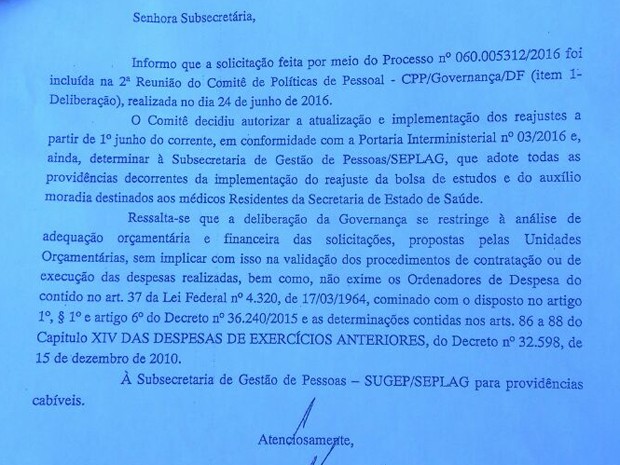 Trecho de documento assinado por Barão Mello da Silva, chefe da unidade de Apoio à Governança do GDF; texto garante o pagamento da bolsa no valor aprovado pelo MEC a partir de julho de 2016 (Foto: Bruno Braga Borges/Divulgação) Trecho de documento assinado por Barão Mello da Silva, chefe da unidade de Apoio à Governança do GDF; texto garante o pagamento da bolsa no valor aprovado pelo MEC a partir de julho de 2016 (Foto: Bruno Braga Borges/Divulgação)