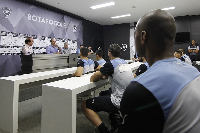 Ricardo Gomes e jogadores Botafogo (Foto: Vitor Silva/SSPress)