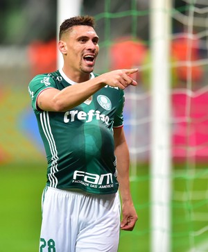 Moisés celebra moral com técnico e colegas no Palmeiras