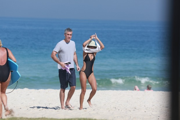 Anna Lima encontra namorado na praia (Foto: Dilson Silva / Agnews)