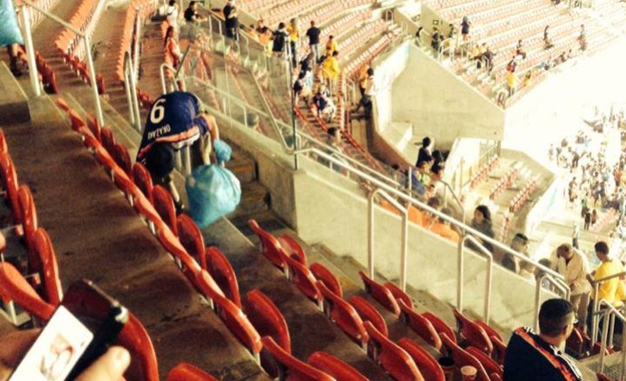 Torcida do Japão limpando Arena Pernambuco  (Foto: Reprodução / Facebook)