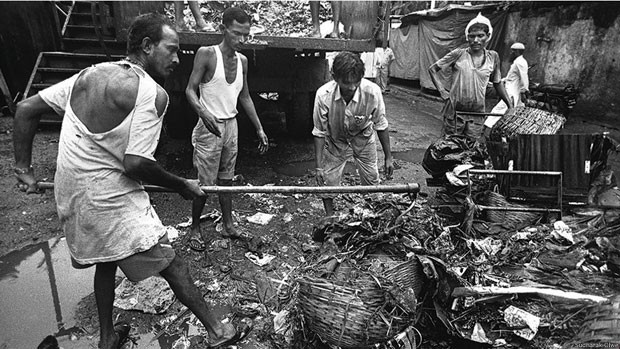 O material que esses trabalhadores removem inclui carcaças de animais, restos de comida, fios de aço, lixo hospitalar, pedaços pontiagudos de vigas de madeira, pedras, vidro quebrado e até lâminas (Foto: Sudharak Olwe)
