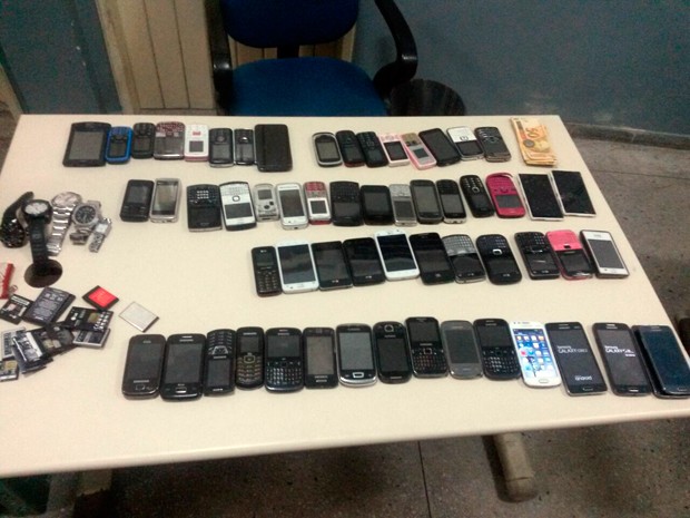 Além das quatro armas, PMs também apreenderam 61 aparelhos celulares na casa do suspeito (Foto: Divulgação/PM do RN)