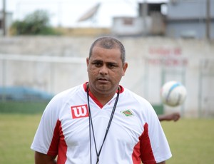 Técnico da Cabofriense, Roy (Foto: Léo Borges)