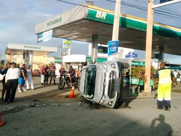 Carro que capotou foi parar próximo a um posto de combustíveis (Foto: Divulgação/Filipe Lemos)