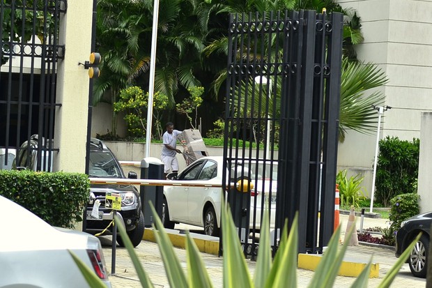 Mudança da Rayane Moraes, saindo da casa de Douglas Sampaio (Foto: Roberto Teixeira / EGO)