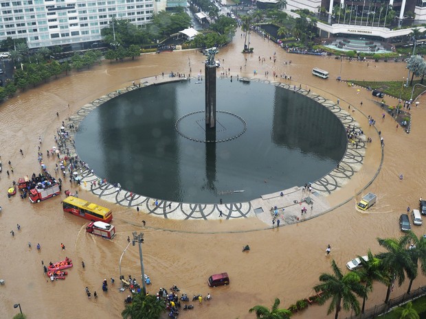 Fortes chuvas provocam caos na capital da Indonésia (Foto: AFP PHOTO / ADEK BERRY)