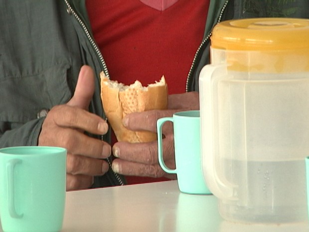 Paciente consome lanche na Clínica São Bento Menni (Foto: TV Integração/Reprodução) Paciente consome lanche na Clínica São Bento Menni (Foto: TV Integração/Reprodução)