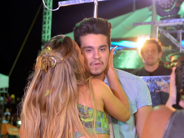Claudia dá beijo no rosto em Luan Santana no carnaval de Salvador (Foto: Diogo Macedo/Ag Haack)