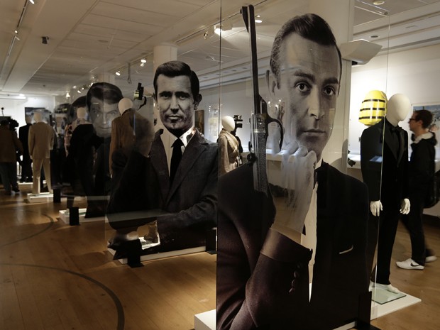 Decoração imagens dos atores que representaram James Bond no cinema em leilão na Christie's, em Londres, nesta sexta (28) (Foto: Alastair Grant/AP)
