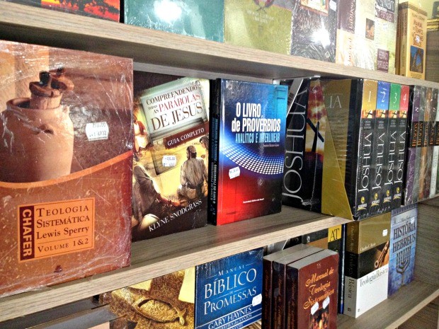Em loja evangélica, livros são os mais procurados (Foto: Veriana Ribeiro/G1)