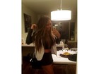 Rafaella Santos faz selfie de minissaia e barriga de fora