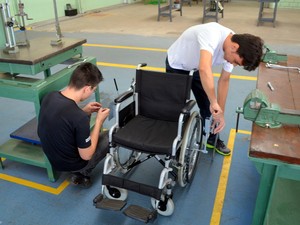 Matheus Poppi e Leonardo Alves criaram dispositivo para cadeira de rodas em Piracicaba (Foto: Leon Botão/G1)