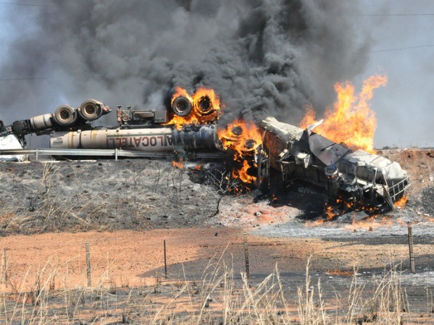Carreta carregada com etanol tomba, pega fogo e explode em MS (Foto: Adejair Moraes/O Correio News)