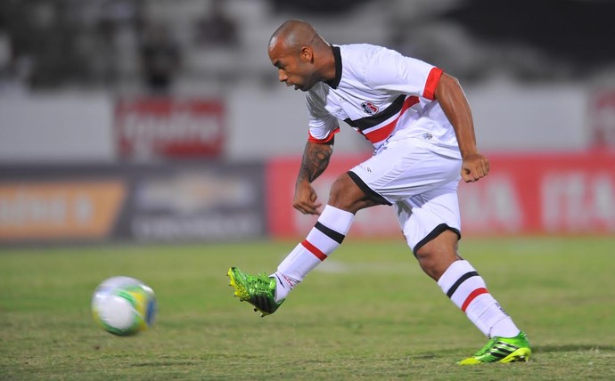 Santa cruz x Oeste Tiago Costa  (Foto: Aldo Carneiro/Pernambuco Press)