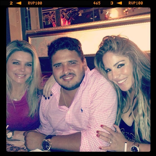 Mari Alexandre e ex-BBB Anamara com amigo em restaurante no Rio (Foto: Instagram/ Reprodução)