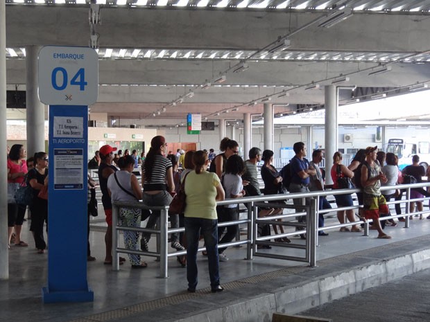 Filas se formaram no Terminal Integrado do Aeroporto (Foto: Katherine Coutinho/G1)