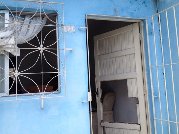 Polícia encontrou casa arrombada e senhora morta por asfixia de madrugada. (Foto: Kety Marinho/TV Globo)