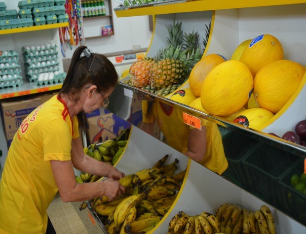 rutas e legumes inapropriados para o consumo humano são doados para um produtor de suínos (Foto: Franciele do Vale/G1)