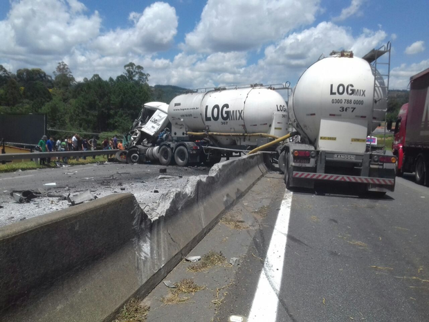 Motorista infarta e bate caminhão em outro na rodovia Fernão Dias (Foto: Lucas Rangel/G1)