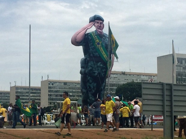Manifestantes pedem impeachment de Dilma em protesto
