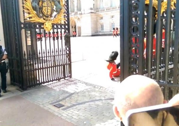 Turista flagrou queda de guarda da Rainha no Palácio de Buckingham (Foto: Reprodução/Facebook/Jordan Austin) Turista flagrou queda de guarda da Rainha no Palácio de Buckingham (Foto: Reprodução/Facebook/Jordan Austin)