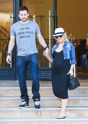 Christina Aguilera com o noivo, Matthew Rutler, em Los Angeles, nos Estados Unidos (Foto: Grosby Group/ Agência)