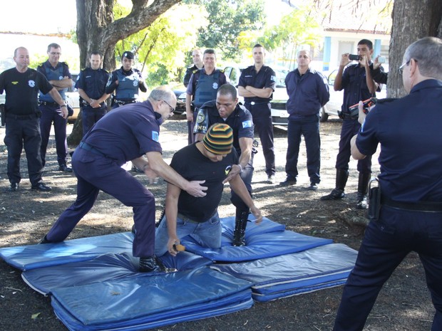GM realizou demonstrações da utilização das armas não letais em Araraquara (Foto: Sergio Pierri/Prefeitura de Araraquara) GM realizou demonstrações da utilização das armas não letais em Araraquara (Foto: Sergio Pierri/Prefeitura de Araraquara)