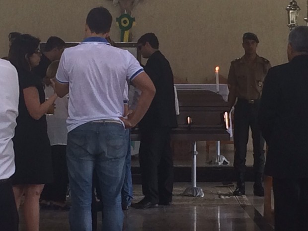 Amigos e familiares velam corpo do general em capela do Aldebaran (Foto: Carolina Sanches/G1)