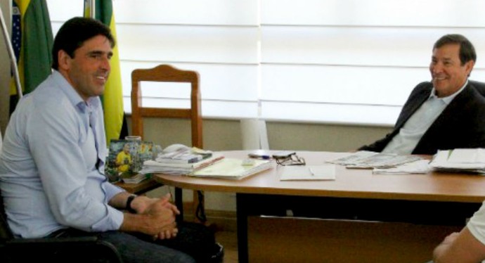 Giovane Gávio e o prefeito de itapetininga, Luís Di Fiori, projeto de vôlei (Foto: Divulgação / Prefeitura de Itapetininga)