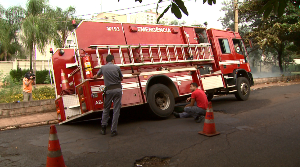 Pneu traseiro de caminhão do Corpo de Bombeiros ficou suspenso após asfalto ceder em Ribeirão Preto (Foto: Reprodução / EPTV) Pneu traseiro de caminhão do Corpo de Bombeiros ficou suspenso após asfalto ceder em Ribeirão Preto (Foto: Reprodução / EPTV)
