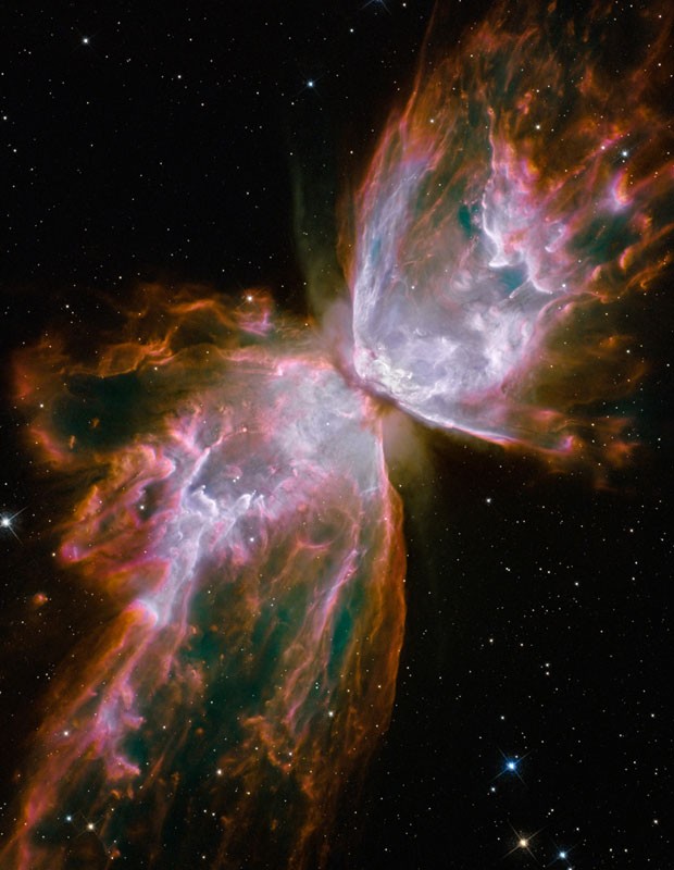 A agência espacial americana (Nasa) divulgou nesta terça-feira (18) a foto da nebulosa NGC 6302. Segundo a agência, a estrela central desta nebulosa planetária tornou-se excepcionalmente quente, brilhando em luz ultravioleta e criando o 'formato' de borboleta. A imagem foi captada em 2009 pelo telescópio espacial Hubble, instalado durante uma missão de manutenção na Via Láctea (Foto: Hubble, ESA/ Nasa/ AFP)