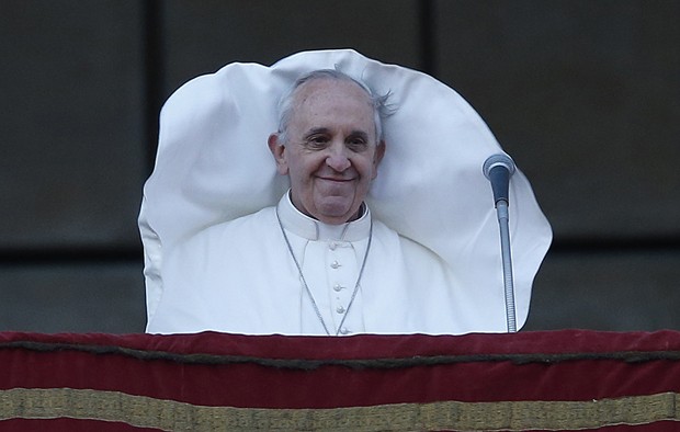 Vestimenta papal se tranforma com vento em Roma (Foto: Tony Gentile/Reuters)