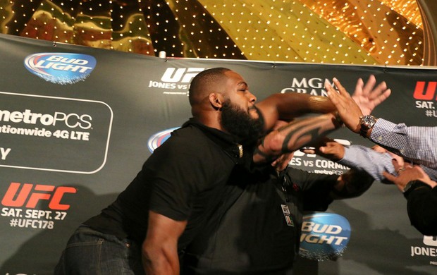 Jon Jones x Cormier briga pesagem UFC (Foto: Evelyn Rodrigues)