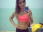Jade Barbosa faz selfie de shortinho e mostrando o tanquinho: 'Fim de treino'