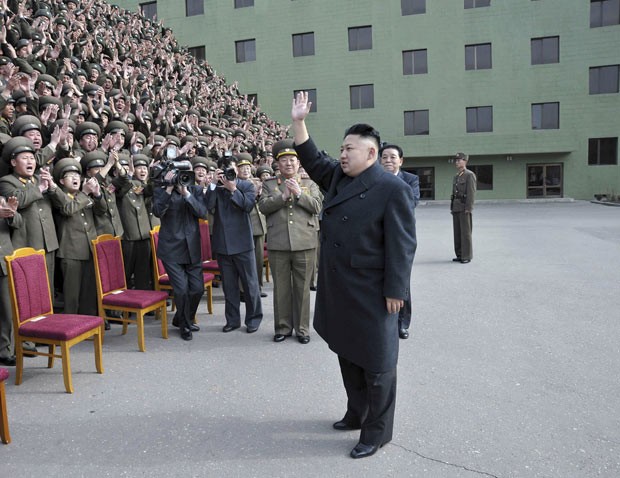 O ditador da coreia do Norte, Kim Jong-un, acena para militares em evento em 28 de março em Pyongyang (Foto: AFP)