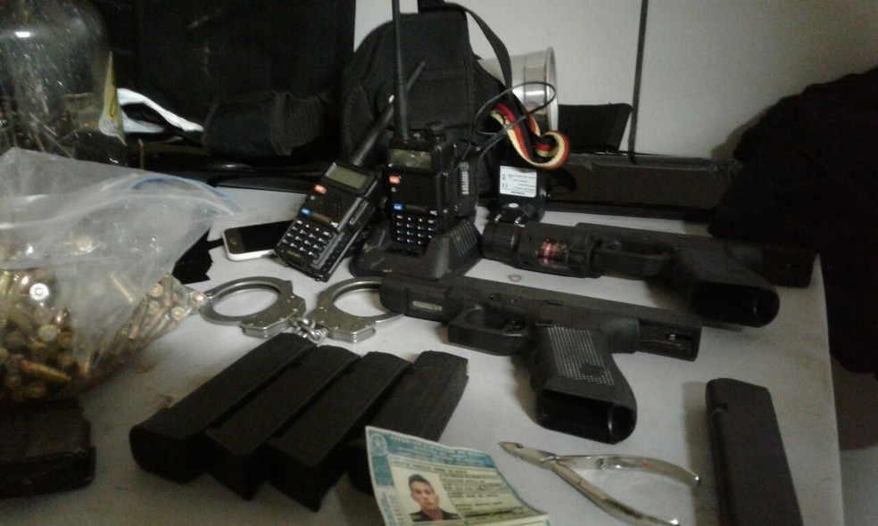 PMs recolheram armamentos dos suspeitos do crime. (Foto: Divulgação/Brigada Militar)