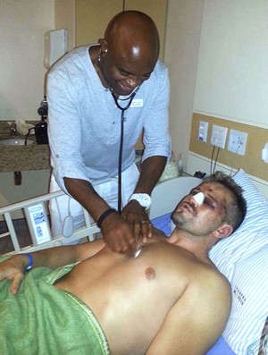 Anderson Silva visita Maldonado no hospital (Foto: Reprodução / Facebook Oficial)