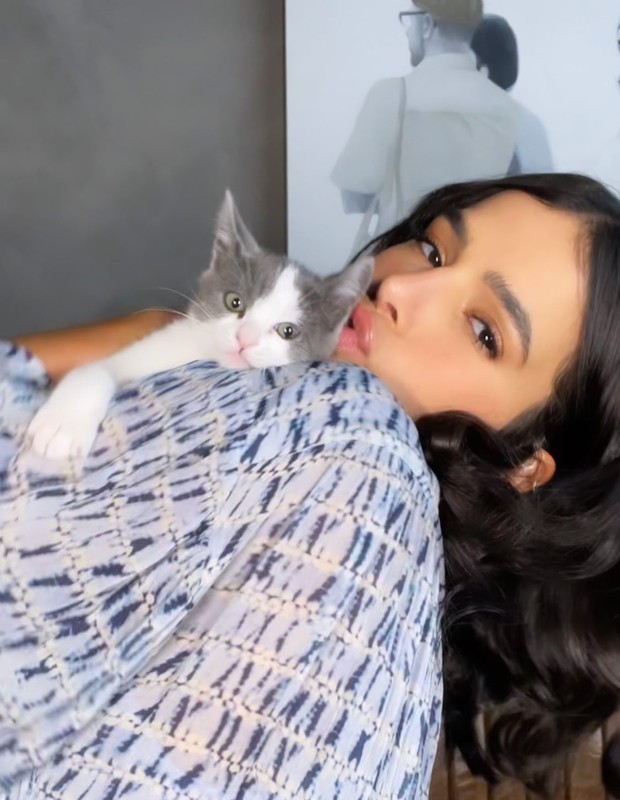 Luana Marquezine e Bruna Marquezine com sua gatinha Mia (Foto: Reprodução/Instagram)