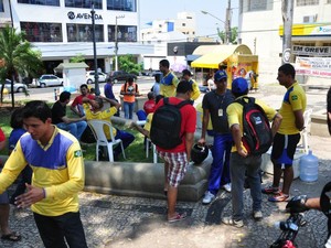 Funcionários fizeram manifestação na Praça da República em Cuiabá (Foto: Nathalia Lorentz/ G1)