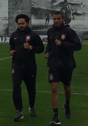 Com uniforme do Corinthians, Luiz Gustavo volta a correr após cirurgia