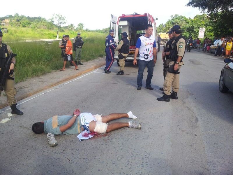 Um dos suspeitos foi rendido após ser baleado na rodovia (Foto: Divulgação / PRF)