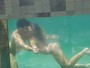 Nicole Bahls dá beijão em noivo na piscina de resort de luxo