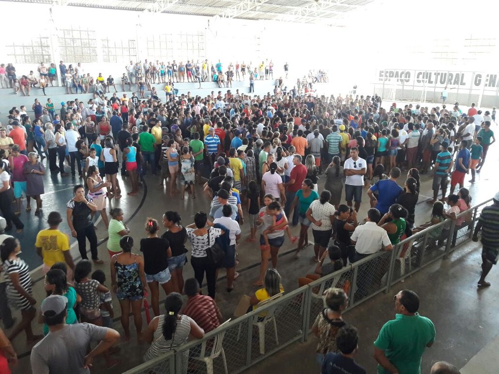 Centenas de pessoas acompanharam durante toda a tarde o funeral das seis vÃ­timas  (Foto: Dalyne Barbosa/TV Clube)