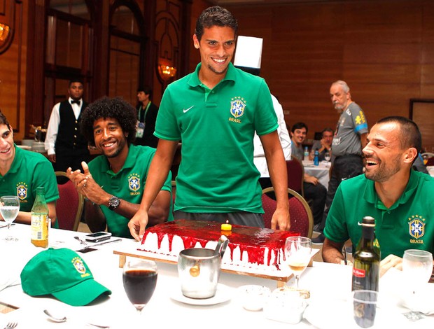 Jean ganha bolo de aniversário (Foto: Rafael Ribeiro / CBF)