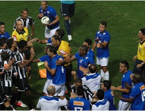 Jogadores de Cruzeiro e Atlético-MG discutem no gramado (Foto: Lucas Catta Prêta / Globoesporte.com)