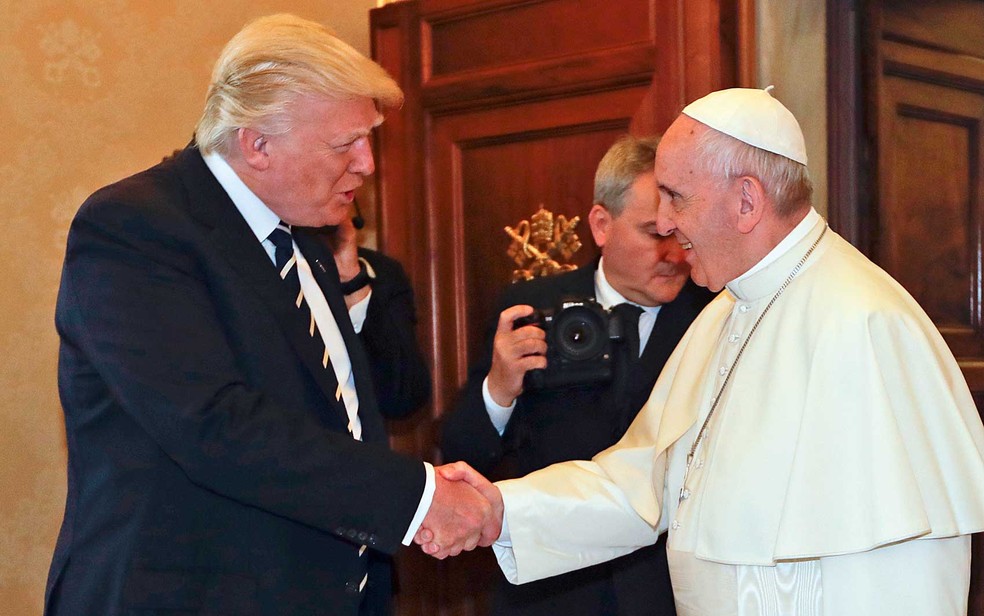 O presidente dos EUA, Donald Trump, aperta a mão do papa Francisco (Foto: Alessandra Tarantino / Pool / AFP Photo)