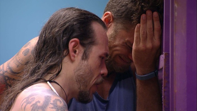 Tamiel tenta acalmar Daniel após saída de Alan no BBB16 (Foto: TV Globo)