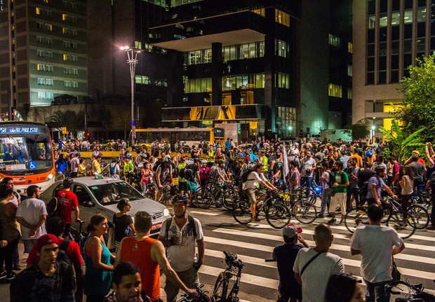 Ciclistas fazem manifestação a favor das ciclofaixas na Avenida Paulista, em São Paulo (Foto: Dário Oliveira / Código19 / Agência O Globo)